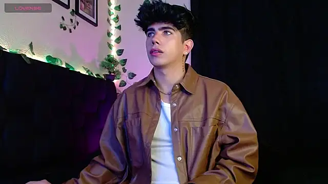 Snapshot of LyleBennett_ chatting on January 27, 11:11 am LyleBennett online show from January 27, 11:11 am