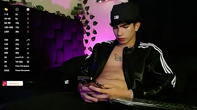 Snapshot of LyleBennett_ chatting on February 3, 9:41 am LyleBennett online show from February 3, 9:41 am