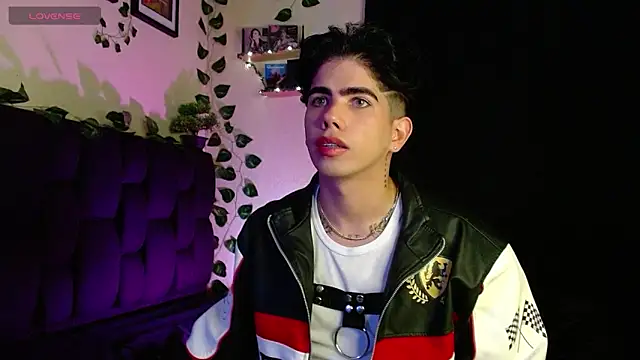 Snapshot of LyleBennett_ chatting on February 7, 11:01 am LyleBennett online show from February 7, 11:01 am