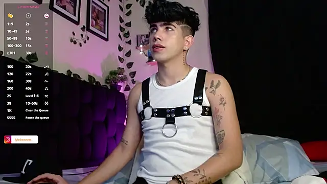 Snapshot of LyleBennett_ chatting on February 9, 10:20 am LyleBennett online show from February 9, 10:20 am