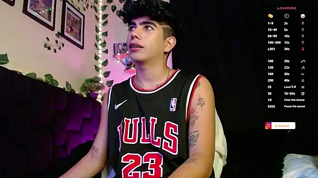 Snapshot of LyleBennett_ chatting on February 14, 10:28 am LyleBennett online show from February 14, 10:28 am