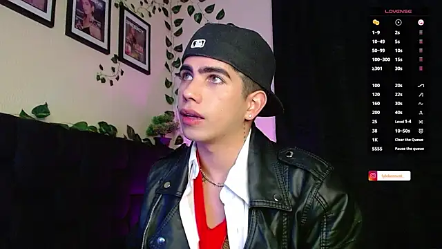 Snapshot of LyleBennett_ chatting on February 14, 1:29 pm LyleBennett online show from February 14, 1:29 pm