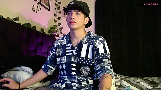 Snapshot of LyleBennett_ chatting on February 17, 12:48 pm LyleBennett online show from February 17, 12:48 pm