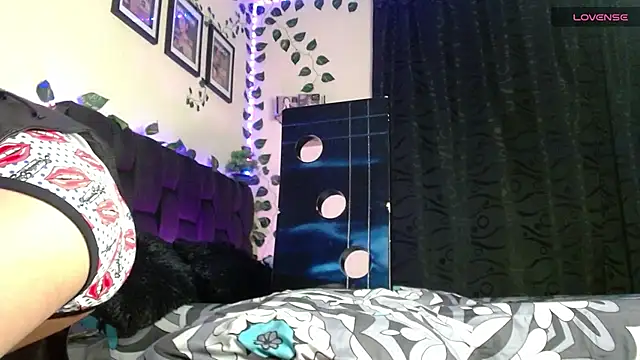 Snapshot of LyleBennett_ chatting on February 21, 9:24 am LyleBennett online show from February 21, 9:24 am