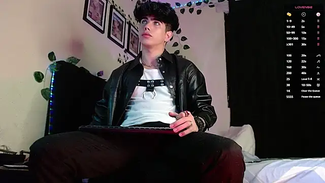 Snapshot of LyleBennett_ chatting on March 4, 10:57 am LyleBennett online show from March 4, 10:57 am