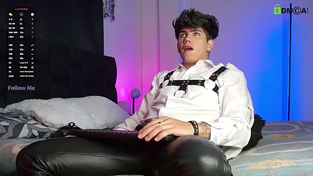 Snapshot of LyleBennett_ chatting on October 26, 10:54 am LyleBennett online show from October 26, 10:54 am