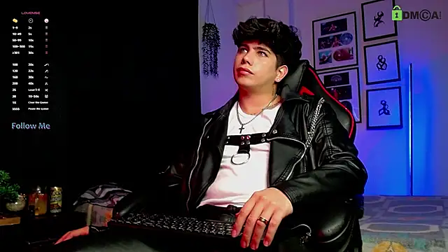 Snapshot of LyleBennett_ chatting on November 14, 11:42 am LyleBennett online show from November 14, 11:42 am