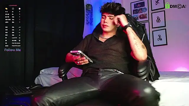 Snapshot of LyleBennett_ chatting on January 10, 11:45 am LyleBennett online show from January 10, 11:45 am