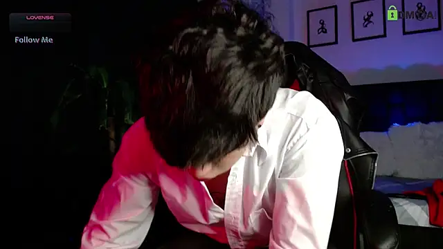 Snapshot of LyleBennett_ chatting on February 2, 11:09 am LyleBennett online show from February 2, 11:09 am