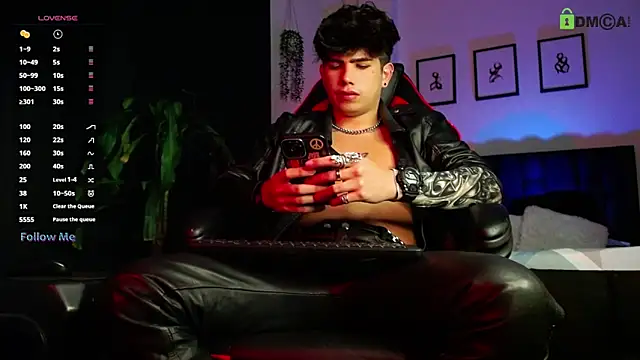 Snapshot of LyleBennett_ chatting on February 5, 11:15 am LyleBennett online show from February 5, 11:15 am