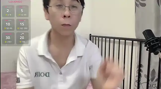 Snapshot of TGH521 chatting on January 4, 9:43 am TGH521 online show from January 4, 9:43 am