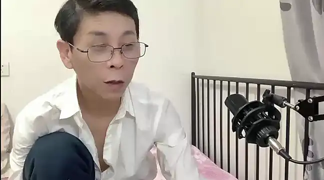 Snapshot of TGH521 chatting on January 10, 4:12 am TGH521 online show from January 10, 4:12 am