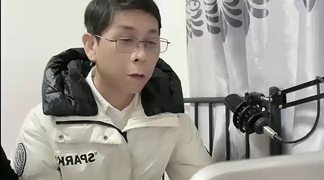 Snapshot of TGH521 chatting on January 12, 8:14 am TGH521 online show from January 12, 8:14 am