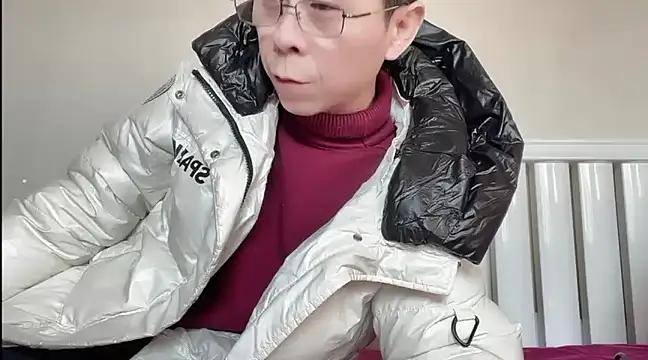 Snapshot of TGH521 chatting on January 18, 2:36 am TGH521 online show from January 18, 2:36 am