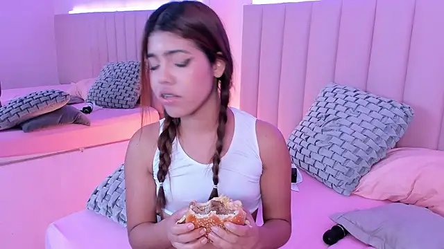 Snapshot of KellyOlsenbe chatting on February 2, 1:55 am KellyOlsenbe online show from February 2, 1:55 am