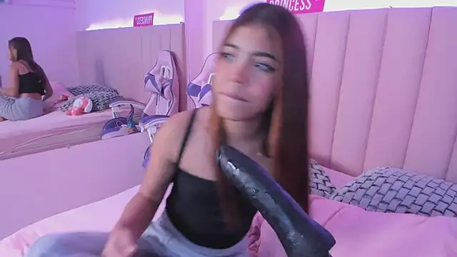 Snapshot of KellyOlsenbe chatting on March 11, 2:43 am KellyOlsenbe online show from March 11, 2:43 am