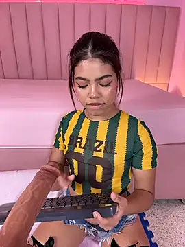 Snapshot of KellyOlsenbe chatting on July 2, 8:59 pm KellyOlsenbe online show from July 2, 8:59 pm