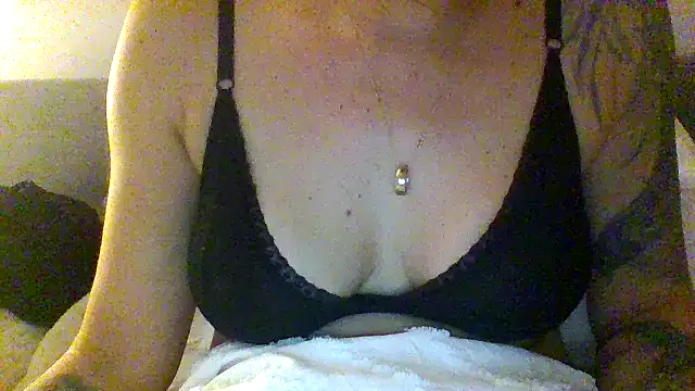 Snapshot of Fiesty_findom40 chatting on December 22, 7:10 pm Fiesty findom40 online show from December 22, 7:10 pm