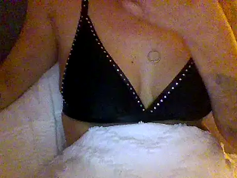 Snapshot of Fiesty_findom40 chatting on December 25, 2:03 am Fiesty findom40 online show from December 25, 2:03 am