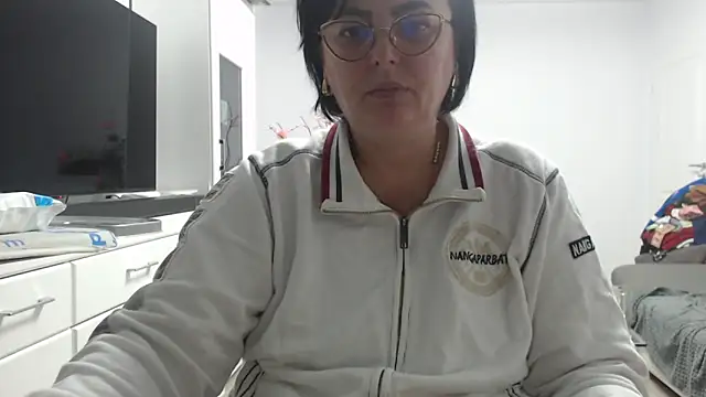 Amandamuller1982 online show from November 17, 7:30 pm