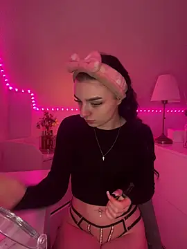 Snapshot of AdelinaAlia chatting on February 18, 7:32 pm AdelinaAlia online show from February 18, 7:32 pm