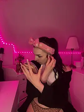 Snapshot of AdelinaAlia chatting on February 21, 9:05 pm AdelinaAlia online show from February 21, 9:05 pm