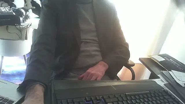 Snapshot of shyfrenchcock1 chatting on January 31, 9:37 am shyfrenchcock1 online show from January 31, 9:37 am