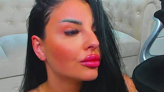 Snapshot of anemarieejolie chatting on February 11, 10:18 pm anemarieejolie online show from February 11, 10:18 pm