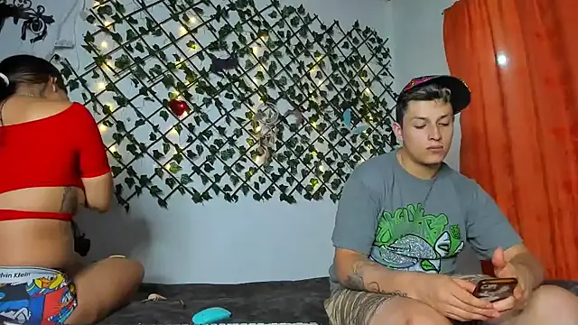 Snapshot of ethanandbrianna chatting on December 17, 2:44 am ethanandbrianna online show from December 17, 2:44 am