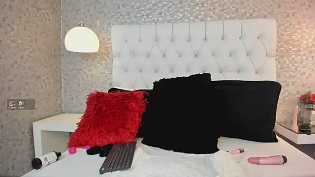 Snapshot of HazelMoret chatting on December 27, 12:45 pm HazelMoret online show from December 27, 12:45 pm