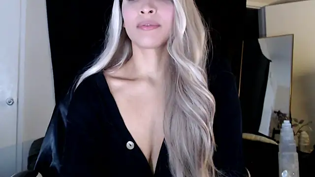 liadivina online show from March 5, 7:05 am