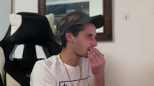 Snapshot of Dylansd chatting on December 19, 6:01 am Dylansd online show from December 19, 6:01 am