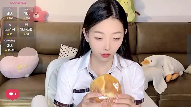 Yilin1999 online show from March 8, 1:03 pm