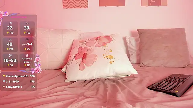 Snapshot of Mia_Heartt chatting on December 6, 11:44 am Mia Heartt online show from December 6, 11:44 am