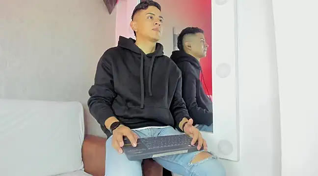 Snapshot of Lucii_fer_ chatting on February 23, 11:44 am Lucii fer online show from February 23, 11:44 am