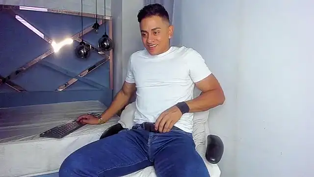 Snapshot of Lucii_fer_ chatting on March 4, 11:38 am Lucii fer online show from March 4, 11:38 am