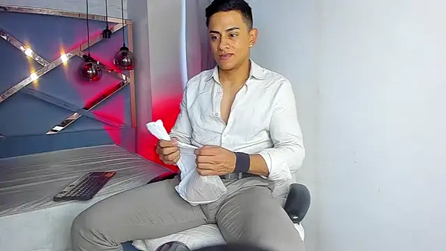 Snapshot of Lucii_fer_ chatting on March 13, 11:28 am Lucii fer online show from March 13, 11:28 am