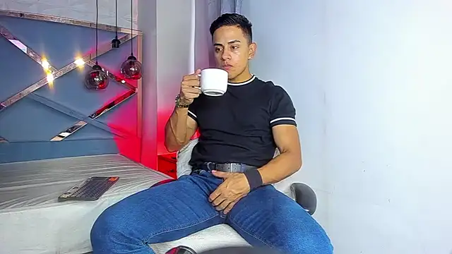 Snapshot of Lucii_fer_ chatting on March 14, 11:37 am Lucii fer online show from March 14, 11:37 am
