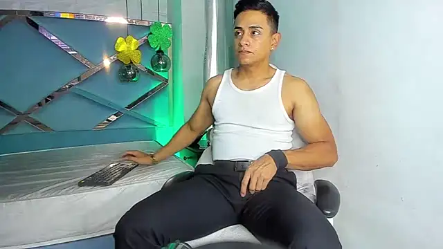 Snapshot of Lucii_fer_ chatting on March 17, 1:36 pm Lucii fer online show from March 17, 1:36 pm