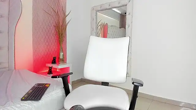 Snapshot of Lucii_fer_ chatting on April 13, 12:21 pm Lucii fer online show from April 13, 12:21 pm