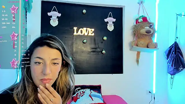 Snapshot of queen-natty chatting on December 4, 7:50 am queen-natty online show from December 4, 7:50 am