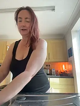 Snapshot of LouiseTswing chatting on May 1, 8:41 am LouiseTswing online show from May 1, 8:41 am
