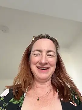 Snapshot of LouiseTswing chatting on June 9, 2:50 pm LouiseTswing online show from June 9, 2:50 pm