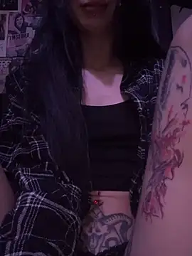 Snapshot of MissMidnightUK chatting on February 5, 1:10 am MissMidnightUK online show from February 5, 1:10 am