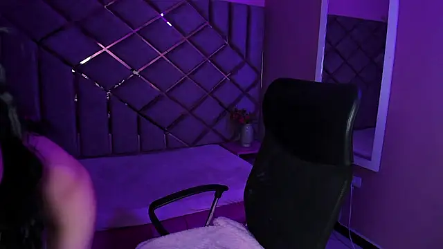 Snapshot of Poly_Sasha_ chatting on January 17, 4:17 am Poly Sasha online show from January 17, 4:17 am