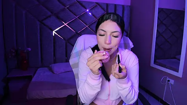 Snapshot of Poly_Sasha_ chatting on February 19, 2:40 am Poly Sasha online show from February 19, 2:40 am