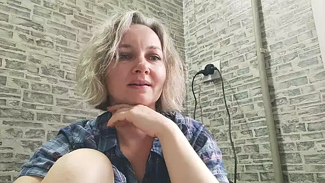 Snapshot of EdithManning chatting on January 13, 7:32 am EdithManning online show from January 13, 7:32 am