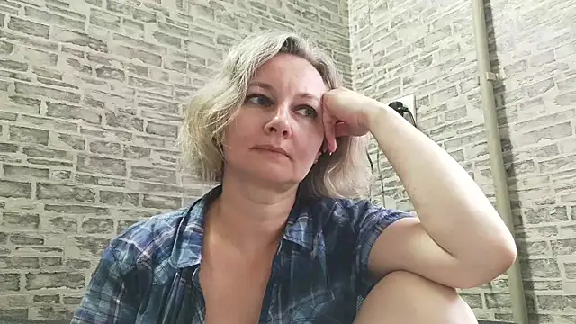 Snapshot of EdithManning chatting on January 14, 9:13 am EdithManning online show from January 14, 9:13 am