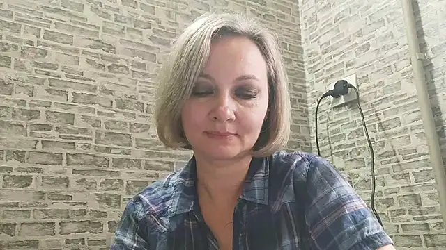 Snapshot of EdithManning chatting on January 22, 6:10 am EdithManning online show from January 22, 6:10 am