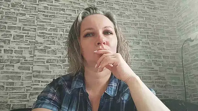 Snapshot of EdithManning chatting on March 19, 6:24 am EdithManning online show from March 19, 6:24 am